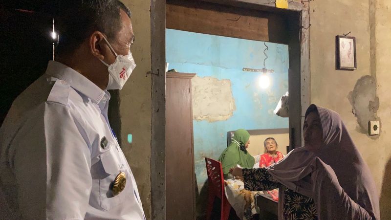 Di-DM Pemuda, Gubernur Riau Datangi Rumah Nenek Pengidap Diabetes