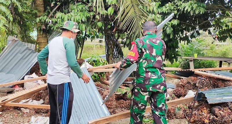 TNI Bantu Perbaiki Kerusakan Akibat Puting Beliung di Rohul
