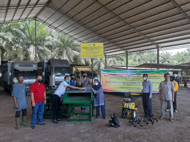 Mesin Pencacah Pakan Sapi Gratis, Peternak di Kampar Girang