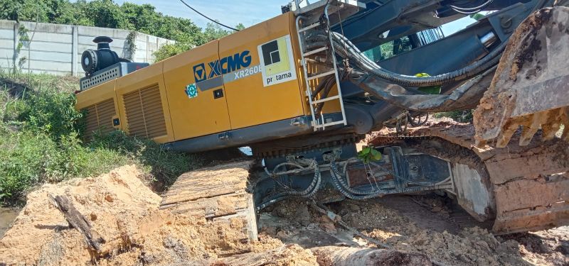 Alat Berat PT Adhy Karya Amblas di Jalan Permukiman Warga