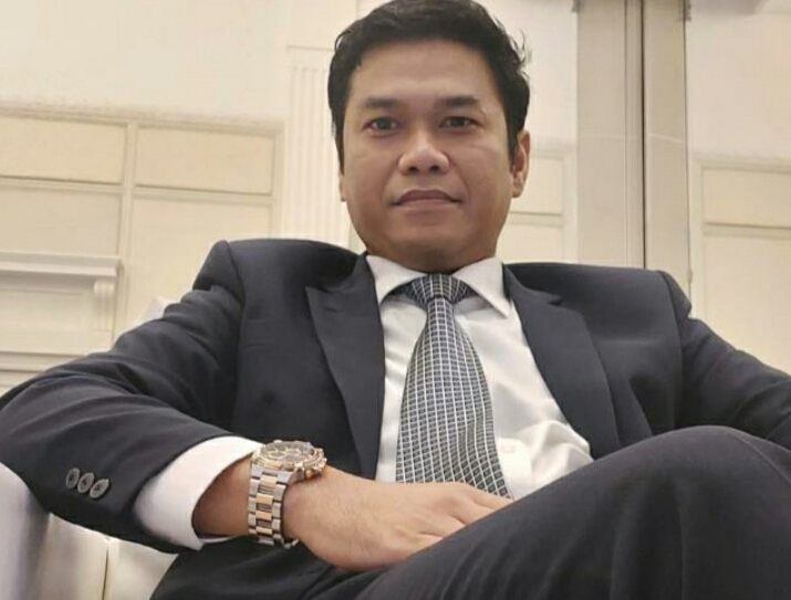 Didapuk Gantikan Mendiang Ayahnya, Pengacara ini Jadi Petani Sawit