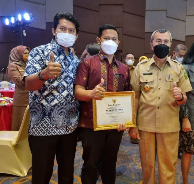 Musim Mas Terima Piagam Dari Gubernur Riau