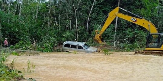 Suami Istri Meninggal saat Mau Cuci Darah, Mobil Terseret Banjir