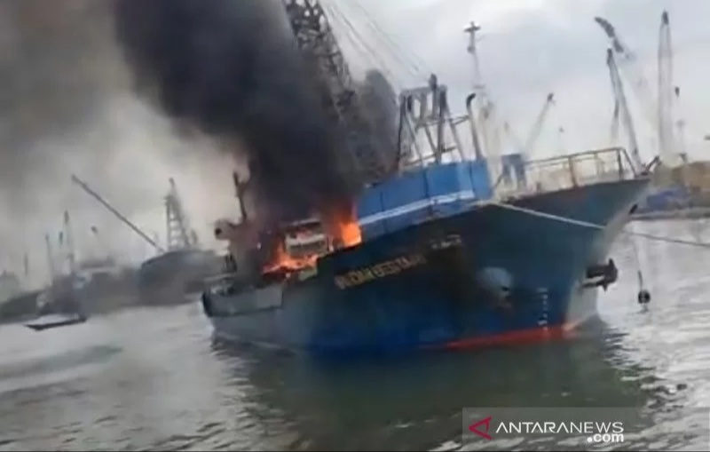 Astaga! Kapal Motor Terbakar di Pelabuhan