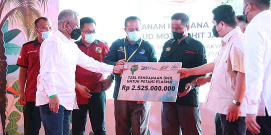 Erick Thohir Berikan Rp2,5 Miliar Kepada 33 Petani Sawit Rakyat