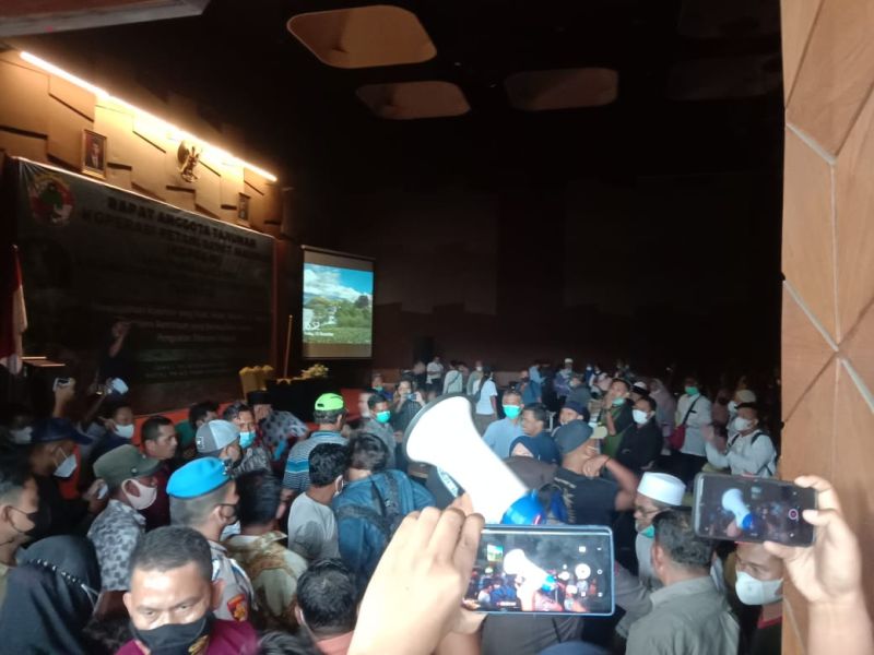 Ricuh, Polisi Bubarkan Rapat Koperasi Sawit di Hotel Prime Park Pekanbaru