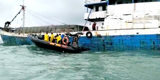 Kapal Bawa Kernel Sawit Bocor di Laut, 6 ABK Diselamatkan TNI AL