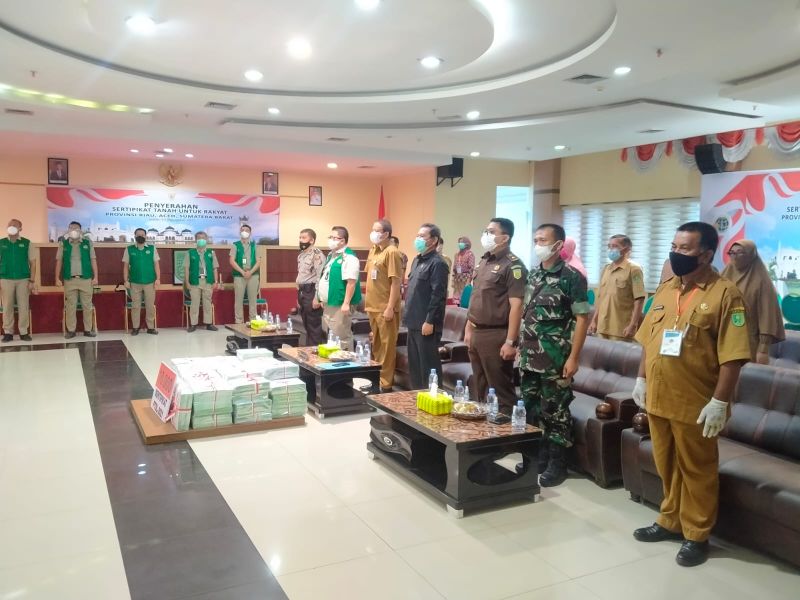 Sertifikat 10 Ribu Persil Tanah Program PTSL Diserahkan ke Warga