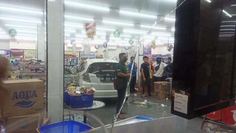 Lagi Parkir, Honda Jazz Mendadak Seruduk Indomaret di Pekanbaru
