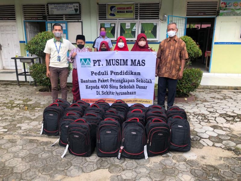 Perusahaan ini Bagikan Perlengkapan Sekolah ke  400 Siswa SD
