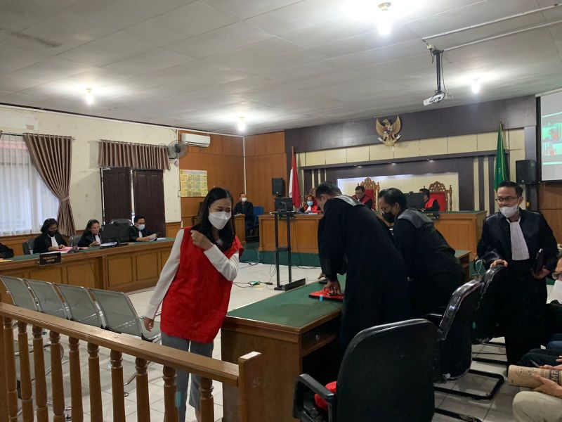 Terdakwa Investasi Bodong Menangis Dituntut 12 Tahun Penjara di Riau