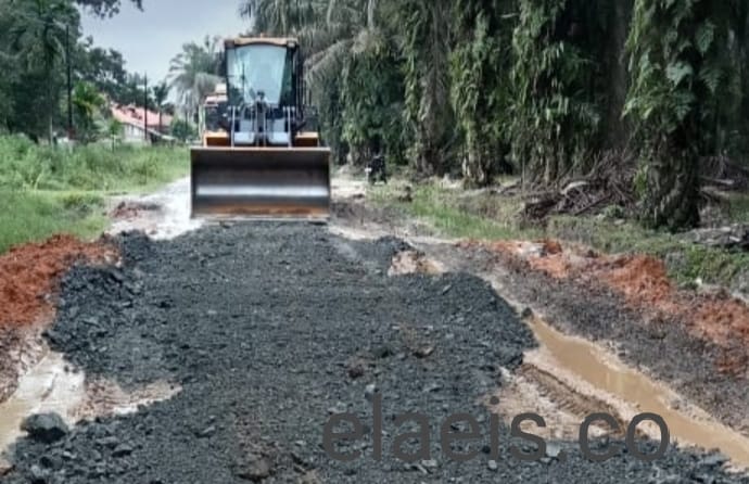 Perlancar Mobilitas, Perusahaan Sawit Perbaiki Jalan Utama Kecamatan