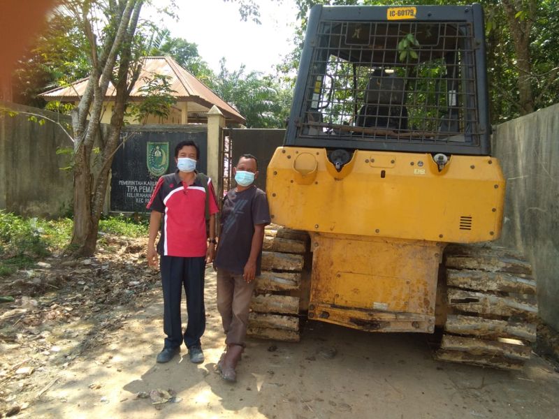 Perusahaan Sawit Kerahkan Alat Berat Bantu Rapikan TPA