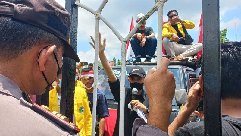 Geruduk Kantor Bupati dan PN Siak, Petani Sawit: Usir PT DSI, Beri Sanksi Rozza!
