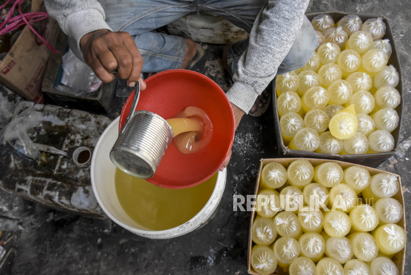 Keroyokan Mengawal Minyak Goreng Curah
