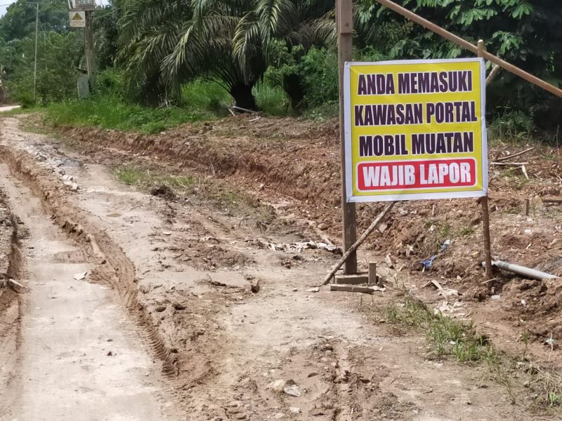 Di Daerah ini Truk yang Melintasi Jalan Kebun Wajib Bayar