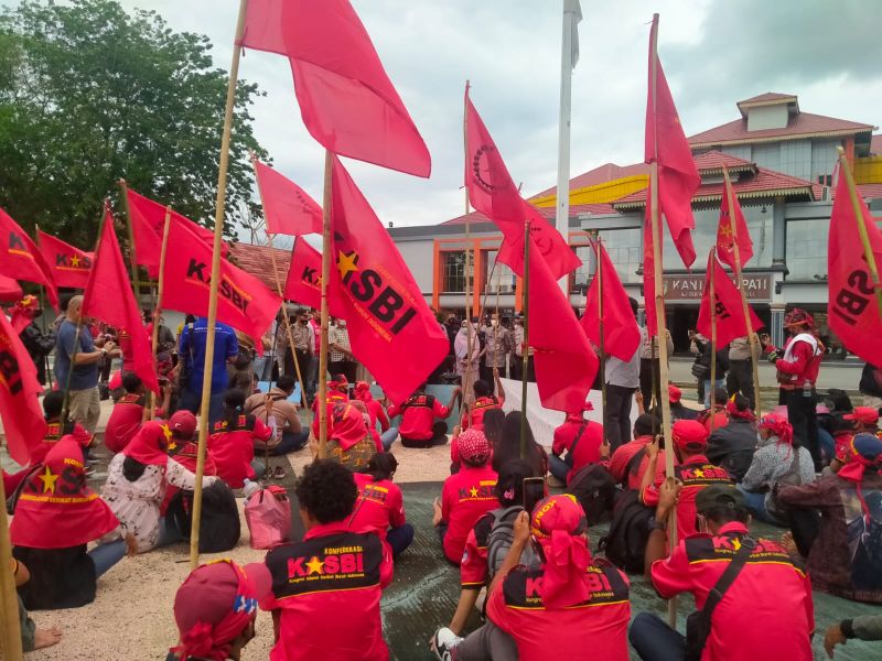 Protes Kezaliman Korporasi Sawit, Ratusan Buruh Unjuk Rasa