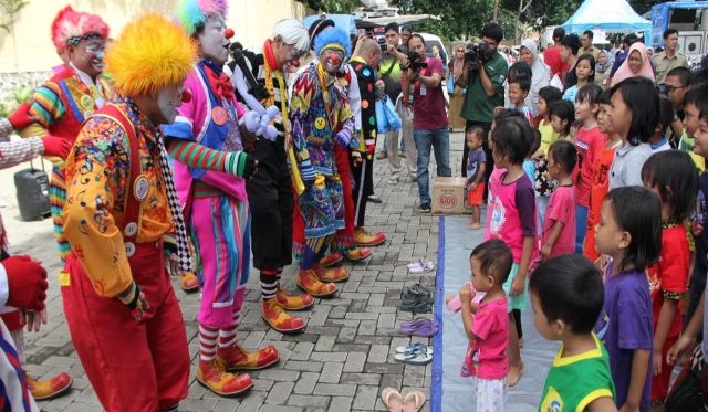 Sawit, Karnaval dan Canda-tawa