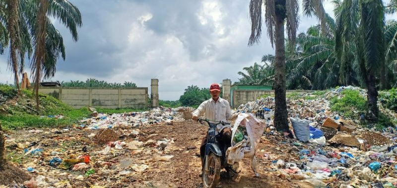 Buset, Kebun Sawit Orang Dijadikan Tempat Buang Sampah