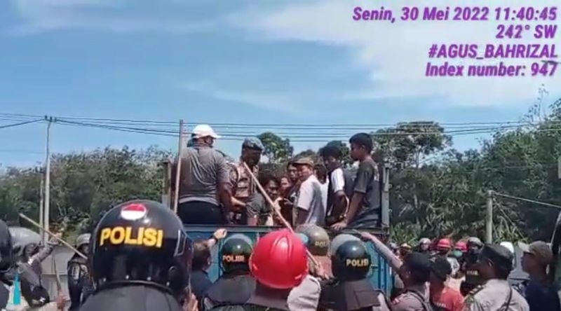 Lemparkan Sawit ke Polisi, Pendemo Dijatuhkan dari Atas Truk