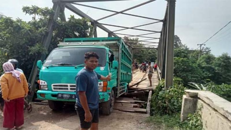 Jembatan Rusak, Mobilitas Kendaraan Terganggu