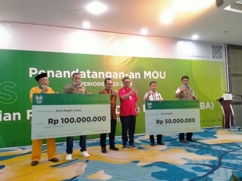 Dua Desa di Pelalawan Terima Penghargaan Dari Asian Agri