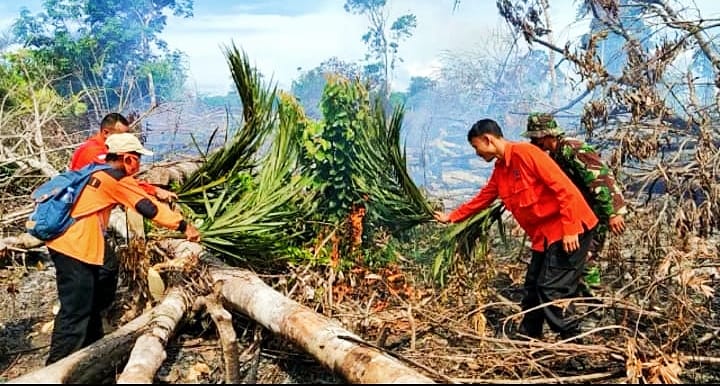Diduga Sengaja Dibakar, Kebakaran Lahan Dipadamkan Secara Manual