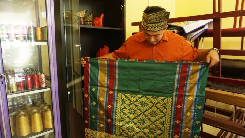 Tenun Songket, Potensi Ekonomi Kreatif yang Menunggu Dipoles