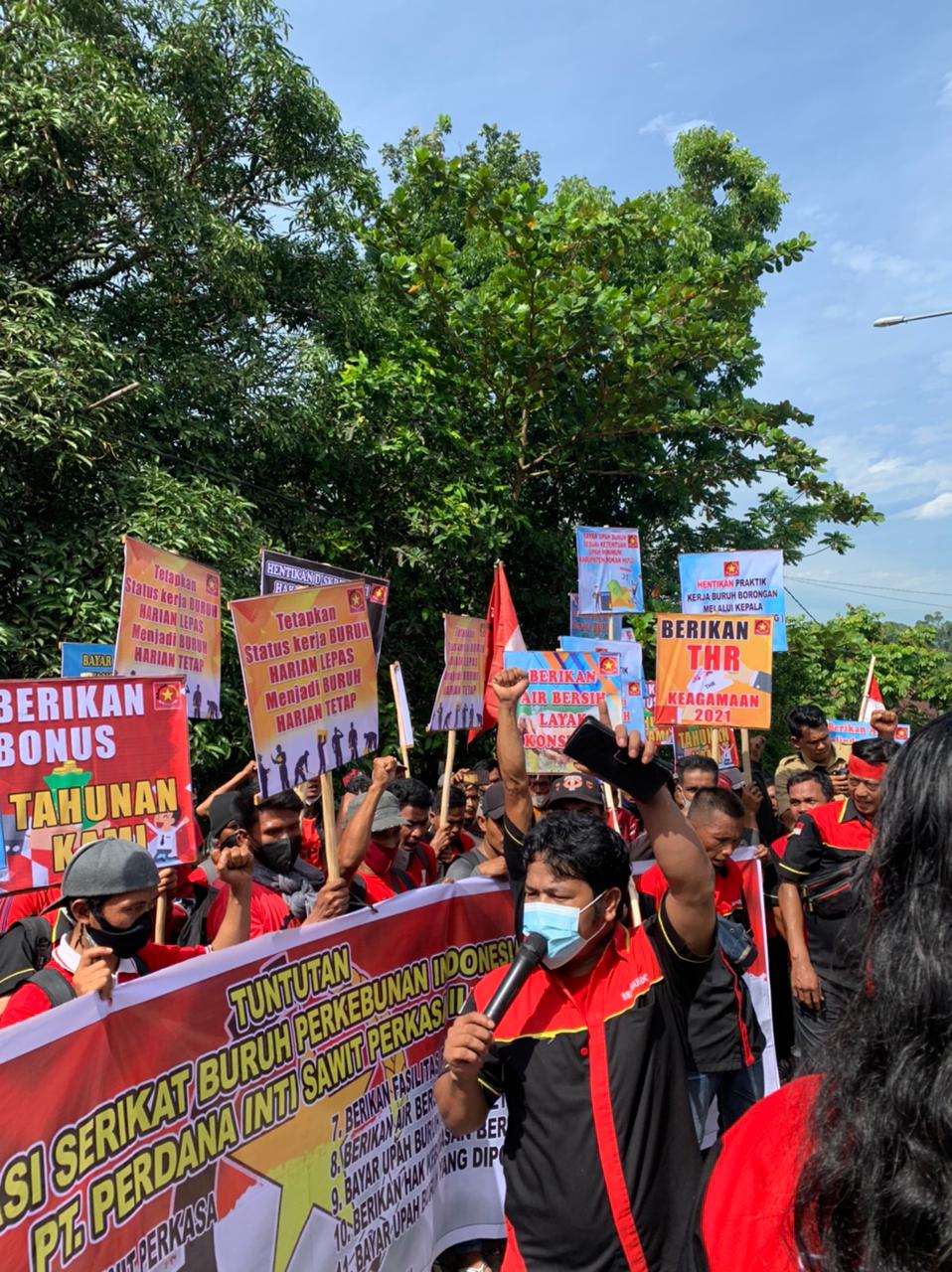 Tuntut Hak, Pekerja Melakukan Mogok Kerja dan Unjuk Rasa