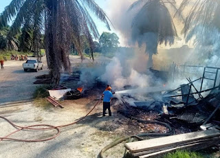 Kebakaran Hebat Ludeskan Satu Unit Gudang Pupuk