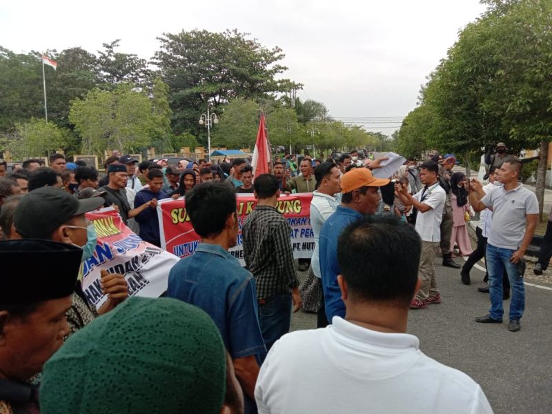 Minta Perusahaan Sawit Setop Operasi, Warga Demo Kantor Bupati