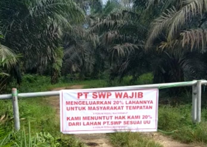 Pasang Spanduk, Masyarakat Tagih Kebun Plasma ke Perusahaan Sawit