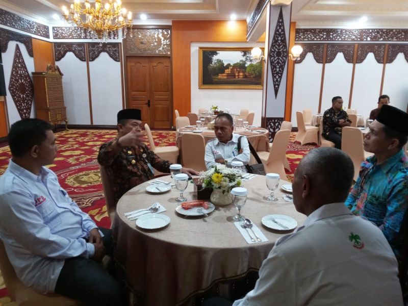 Petani Nilai Gubernur Setengah Hati Naikkan Harga TBS