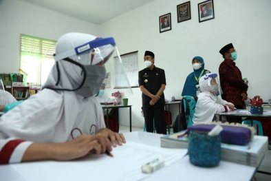 Gubri Tinjau Belajar Tatap Muka di 5 Sekolah Pekanbaru