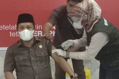 Dosis Tahap Dua Disuntikkan, Ketua DPRD Siak: Tangan Saya Agak Sedikit Pegal
