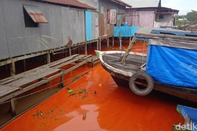 Kapal Muatan CPO Tenggelam, Air Sungai Mahakam Jadi Oranye