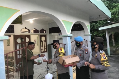 Polsek Dabo Singkep Bagikan Takjil ke Sejumlah Masjid