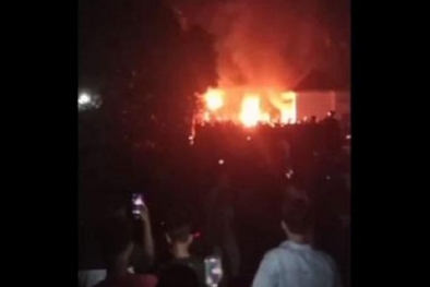 Diduga Kesal Marak Begal, Massa Bakar Mapolsek