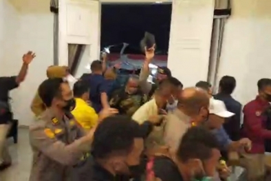 Melayat Jenazah Wakil Gubernur, Kapolda Diserang Warga