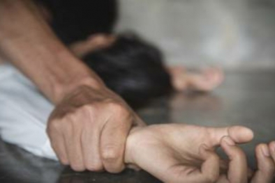 Lihat Wanita Sholat Lagi Rukuk, Pria ini Angkat Sarungnya Lalu Gesek-gesek