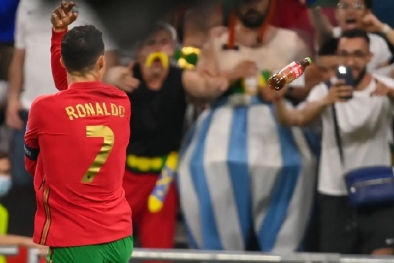Selebrasi Gol, Cristiano Ronaldo Dilempar Botol Coca-Cola