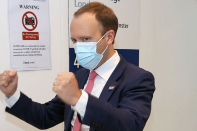 Ketahuan Peluk Cium Staf, Menteri Kesehatan ini Mengundurkan Diri