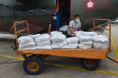 KLHK dan BPP Teknologi Tebar 8 Ton Garam di Langit Riau