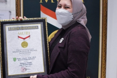 Dulu Suaminya, Kini Rezita Juga Dapat MURI Bupati Termuda