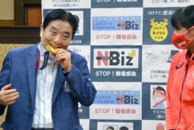 Wali Kota Gigit Medali Emas Sofbol, Ajak Hubungan Romantis degan Sang Atlet