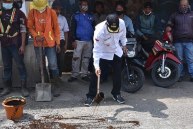 Wakil Bupati Ini Pakai Duit Pribadi untuk Perbaiki Jalan