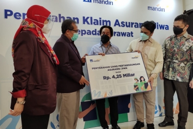 AXA & Bank Mandiri Serahkan Klaim untuk Nakes COVID-19 yang Gugur dalam Tugas
