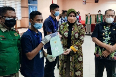 Pemkab Inhu Serahkan 500 Persil Sertifikat Tanah