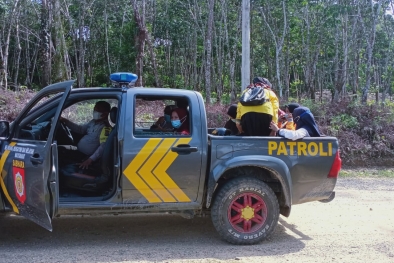 Cerita Polisi Jemput Nakes untuk Vaksinasi Suku Talang Mamak