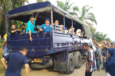 TNI AU Evakuasi Ratusan Anak Korban Konflik Buruh dengan Perusahaan